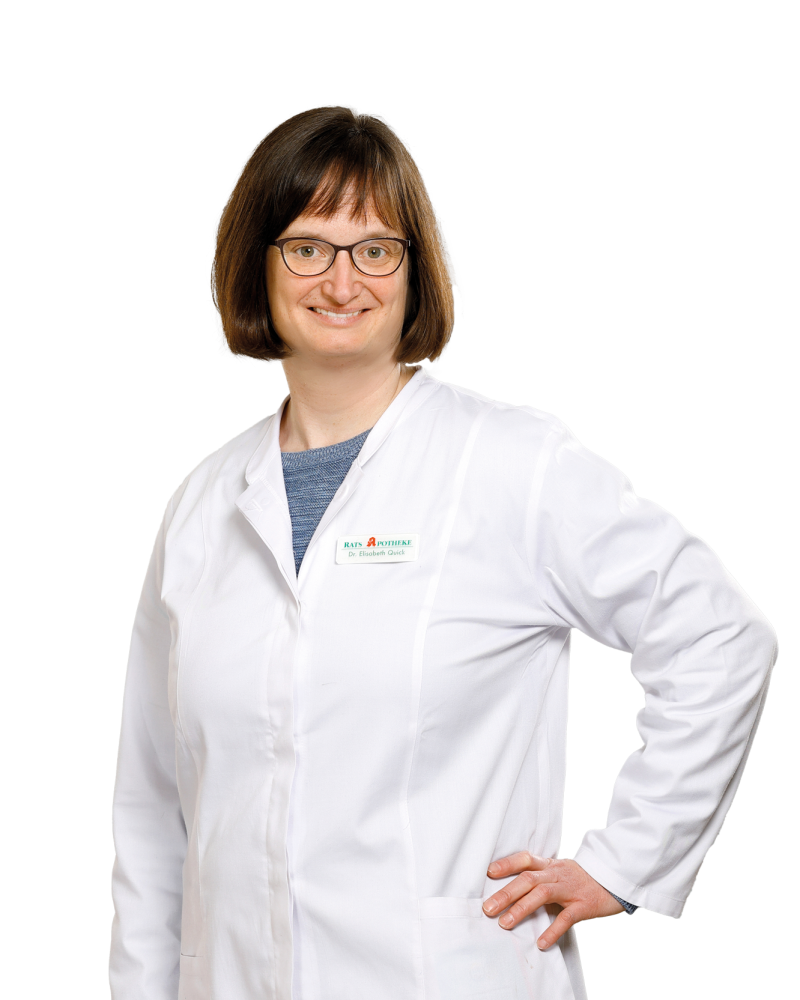 Freigestelltes, lächelndes Portrait von Dr. Elisabeth Quick im weißen Apothekerkittel.